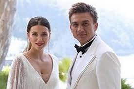 Церемония, на которой присутствовали родные и друзья пары (около 30 человек), прошла в итальянском городе сорренто. Peresmatrivayu I Plachu Regina Todorenko I Vlad Topalov Pokazali Video So Svadby Spletnik