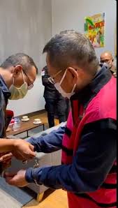 Adelin ditangkap imigrasi singapura karena pemalsuan. W9dhg6e8humhum