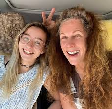 好莱坞女星被发现死于荒野年仅24岁，生前曾自行服药治疗心理创伤_爱豆网