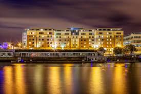 You can hop on a local bus or tram from stops nearby to anywhere in the city. Hotel Hilton Garden Inn Dublin Custom House