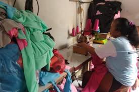 Khofifah kembali meminta adanya tambahan pasokan masker untuk jawa timur agar tenaga medis, masyarakat bisa mendapatkan masker dengan mudah. Pesanan Baju Merosot Konveksi Rumahan Di Jakarta Utara Kebanjiran Pesanan Masker Kain