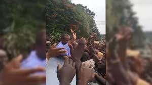 Father mbaka asked for a meeting and to the shock of presidential aides, he came accompanied by three contractors. K6cwi0wh3jabum