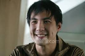 Daniel Mengaku tak Sentuh Dada Syahrini