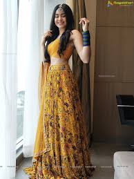 Pin By Pooja On Lehenga Indian Bridal Outfits Indian Dresses Designer Dresses Indian