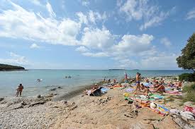 Zum textilfreien strand haben sowohl gäste des gleichnamigen campingplatzes als auch tagesbesucher gegen gebühr zugang. Rovinj Strande Die Schonsten Strande In Rovinj Rovinj Com