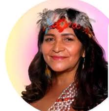 PINTURA FACIAL ASHÁNINKA Un símbolo de identidad cultural y conexión con la  naturaleza. Los diseños geométricos y simbólicos se aplican en el rostro  utilizando achiote, un pigmento natural que aporta un tono