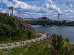 Il possède la portée la plus longue de tout les ponts suspendus canadiens. Datei Le Pont De Quebec Et Le Pont Pierre Laporte Vus Du Boulevard Champlain Jpg Wikipedia