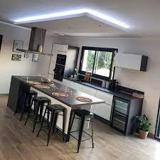 Cuisine moderne avec grand ilot central. Grande Cuisine Ouverte Sur La Piece De Vie Avec Un Grand Ilot Central Et Le Contras Cuisine Ouverte Salle A Manger Amenagement Cuisine Ouverte Cuisine Moderne