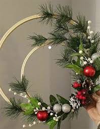 Couronne De Noel 50 Couronnes A Faire Soi Meme Ctendance Fr En 2020 Couronne Noel Decoration Noel Maison Fleur De Noel