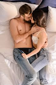 About press copyright contact us creators advertise developers terms privacy policy & safety how youtube works test new features press copyright contact us creators. Schone Sexy Paar Umarmt Und Kusst Im Bett Zu Hause Lizenzfreies Foto Und Stockbild