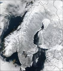 Tack vare skandinaviska fjällkedjan och den fuktighet som golfströmmen för med sig genomkorsas sverige av många floder, däribland flera som vid sina mynningar har en genomsnittlig vattenföring större än 200 m3/s, särskilt i norra landet. Sveriges Klimat Wikipedia