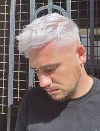 Comunque sia, l'importante è evitare la fastidiosissima tendenza . Capelli Bianchi Uomo Un Trend Inaspettato Estetica It