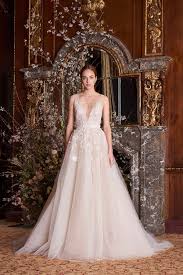 The V Neck Wedding Gown Is Our Current Obsession And Here S 22 Dresses You Ll Want To Wear Vestido De Noiva Vestidos De Noiva 2016 Vestidos De Noiva Delicados