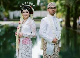 Pernikahan adat jawa menggunakan hijab tanpa paes pernikahan. Makna Dari Baju Pernikahan Adat Jawa Wedding Market
