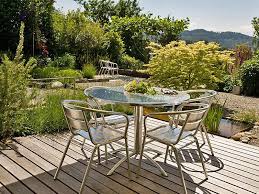 Harmonie von mensch und natur. Haas Gartenbau Ag Holz Gestaltungselement Bern Bremgarten Gartenbaubetrieb Gartenbauunternehmen Gartenbaugeschaft Gartenbauer Gartenanlagen Gartengestaltung Gartenumgestaltung Gartenneugestaltung Gartenbewasserung Sichtschutz Windschutz