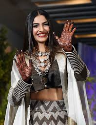 Sonam S Waving To The Media At Her Reception Sonam Kapoor Fashion Bollywood Fashion Indian Designer Outfits