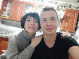 В эфире не показали и половины из того, о чем говорили собеседники, — в интересах следствия. Ya Gorzhus Svoim Synom On Geroj Intervyu Mamy Zhurnalista Romana Protasevicha Radi Ego Zaderzhaniya V Minske Ekstrenno Posadili Samolet Ryanair Meduza