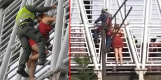 Luego la mujer enfoca en dirección al viaducto y posteriormente a una moto que arranca y toma una de las salidas. Video Del Momento En Que Salvan A Mujer Que Se Queria Lanzar Desde Puente De Pereira Narino Info