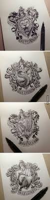 Disegni Pennarello Delle Casate Di Hogwarts Grifondoro Serpeverde Corvonero E Tassorosso Idee Per Tatuaggi Tatuaggi Di Harry Potter Harry Potter