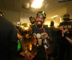 4 5 quando ricomincia la regular season in nba , egli però non ritorna ai denver nuggets , a causa di una clausola nel contratto che lo lega fino alla fine del campionato cinese. It Looks Like J R Smith Hasn T Worn A Shirt Since Winning A Championship Gq
