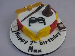 Harry Potter Themed Cake Chocolate Sponge Covered In Fondant Wrapped In A Fondant Scarf And Decorated With Modelling Gateau Harry Potter Gateau Harry Potter