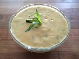 La salsa bernese, o come da lingua madre, ovvero il francese, la bearnaise o sauce béarnaise è una preparazione che, esattamente come la maionese, fa parte delle salse base della cucina. Salsa Bearnaise Ricette In Tavola