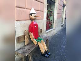 Dongeng pinokio bermula dari sepotong kayu yang diberikan tuan cherry kepada pemahat lantaran digemari, kisah ini kemudian dibukukan pada 1883. Siapa Itu Pinokio