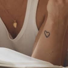 Un dermatólogo y un tatuador nos dicen qué zonas son mejores para hacerse  un tatuaje