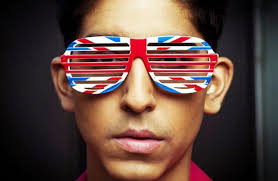 Dolan maring Inggris, Sampeyan Diundang dening Dev Patel