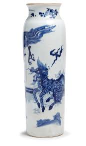 Chine Periode Transition Xviie Siecle Vase De Forme Rouleau En Porcelaine Decoree En Bleu Sous Couverte D Un Paon Survolant Lune Chine Ceramique Porcelaine