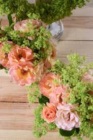 Deko Mit Frauenmantel Und Rosen Sommerliche Dekoidee Fur Den Tisch Und Konsole Sommerstrauss Strauss Sel Schone Blumenstrausse Hochzeit Tischdekorartion Strauss