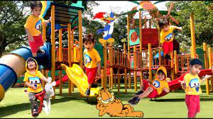 Ada banyak sekali jenis permainan yang tersedia di sana dan membantu si kecil untuk lebih mengenal lingkungannya. Zaynn Bermain Di Taman Permainan Sambil Mengejar Kucing Dan Burung Youtube