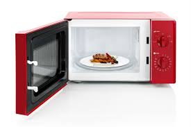 Lo que resulta confuso sobre el uso de microondas, es que la comida todavía parece ser básicamente la misma, pero a nivel celular, es como que una guerra nuclear hubiera tenido lugar. 4 Alimentos Que Se Pueden Cocinar En El Microondas Cocina Y Vino