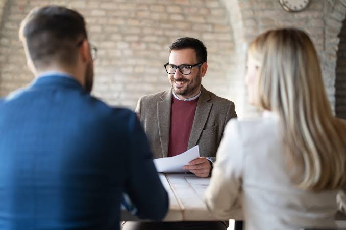 The pros and cons of working with a broker