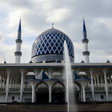 Hd00.14aerial mosque revealing time lapse view of sultan salahuddin abdul aziz shah mosque in selangor, malaysia from night to day. Al Fozan