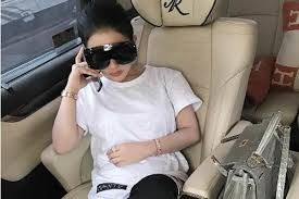 Jika anda mempunyai bentuk wajah yang bulat, elakkan memakai sunglass dari bentuk sama kerana ianya akan membuat muka tampak chubby. Mengapa Syahrini Wajib Pakai Kaca Mata Hitam Saat Traveling Lifestyle Bisnis Com