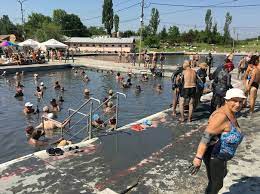 Valea stelii este cel mai nou si modern complex de agrement, bai si organizare de evenimete din judetul prahova. Galerie Foto Video Sute De Persoane Merg Zilnic La BÄƒile Valea Stelii Din BÄƒicoi Pentru Curele Cu NÄƒmol MulÅ£i Dorm In MasinÄƒ Ca SÄƒ Stea Mai Multe Zile