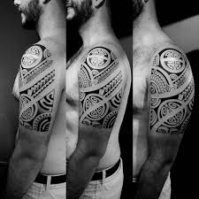 Tatouage maorie epaule tatouage maorie homme tatouage bras homme tatouage polinesien tatouages polynésiens style tatouage tatouage un tel tatouage coloré et riche attire l'attention des gens à la fois. Tatouage Polynesien Les Origines Tattoome Le Meilleur Du Tatouage