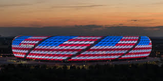 Fc Bayern Goes Usa Allianz Arena In Us Nationalfarben 100 Fanclub In Amerika Gegrundet Nachrichten Munchen