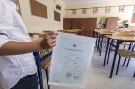 Koniec roku szkolnego jest zawsze takim momentem, któremu towarzyszy wiele skrajnych emocji, takich jak płacz i szczęście w jednym. Swiadectwa Szkolne 2021 Kiedy Beda Do Odbioru Jak Bedzie Wygladac Zakonczenie Roku Eska Pl