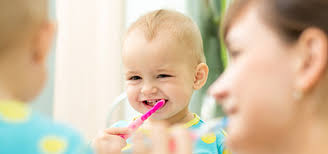 Bereits im alter von drei monaten beginnen babys, ihre welt mit dem mund zu erkunden. Baby Zahne Putzen Tipps Putzplan Fur Milchzahne Kidsgo