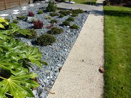Allee En Beton Desactive Gazon Et Ardoise Grises Avec Bruyeres Allee En Beton Beton Desactive Gazon