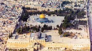 While the dome of the rock serves more as a shrine than a mosque, al aqsa is a functioning house of worship, accommodating up to 5000 worshippers at a time. Palestinians Clash With Police At Jerusalem S Al Aqsa Mosque News Dw 27 09 2015