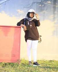 Ggambar style hijab tp cowboy : 10 Inspirasi Ootd Hijab Pakai Topi Gaya Kekinian Kece Maksimal
