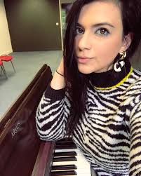 Exam season got me wearing monochrome ⚫️⚪️ After spending some time in  Malta, now I'm back in London to finish this semester 😬🤞 . . . #singer  #singersongwriter #london #masters #icmp #uk #