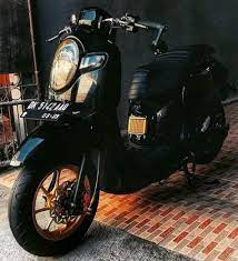 Motor matic scoopy memang sudah lama di rilis oleh pabrikan honda, tak heran popularitas matic retro ini mulai berkurang di tanah air. Modifikasi Scoopy 2019 Hitam Honda Scoopy Motor Motorcycle