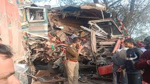 उत्तर प्रदेश: फर्रुखाबाद में ट्रक और डंपर की भीषण टक्कर में 3 लोगों की मौत,  4 घायल