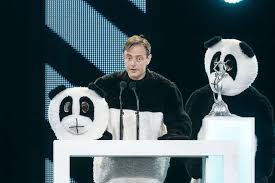 De meningen zijn heel uiteenlopend over één van de bekendste politici van vlaanderen. Panda De Wever Valt Van Podium Gazet Van Antwerpen