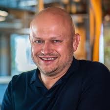 Stephen Bash's Instagram, Twitter & Facebook