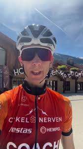 Vi er stolte over at kunne præsentere en dygtig, erfaren og absolut  kvalificeret mand i rollen som sportslig ansvarlig for Cykelnerven. Benjamin  Justesen, som du kan møde i videoen, er både regerende